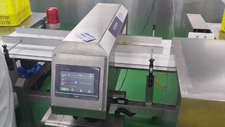 Détecteur de métaux de qualité alimentaire pour lignes de production